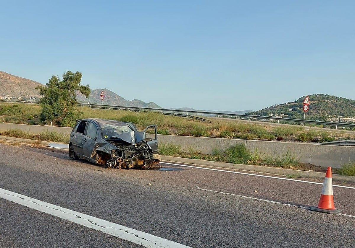 El vehículo siniestrado en la A-23, en el que viajaban cinco jóvenes.
