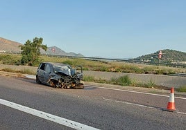 El vehículo siniestrado en la A-23, en el que viajaban cinco jóvenes.