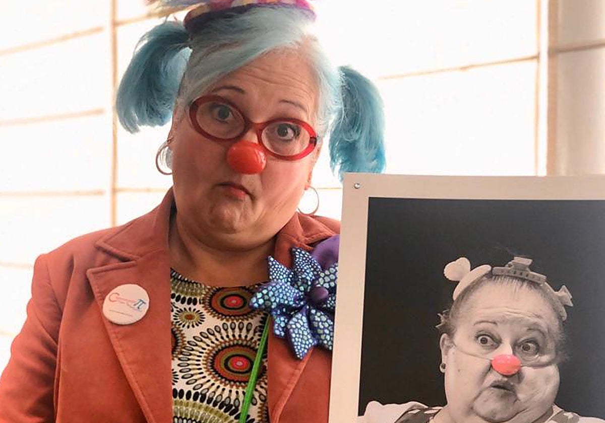 «La edad no nos quita la risa»: Victoria y Carmen, payasas y hermanas, desarman prejuicios desde Valencia