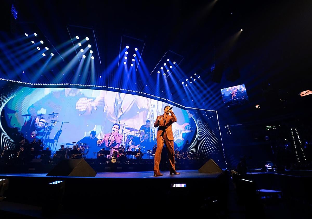 El cantante David Bisbal actúa durante la inauguración del Roig Arena.