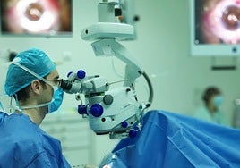 El doctor Enrique Alfonso, durante una intervención de cataratas.