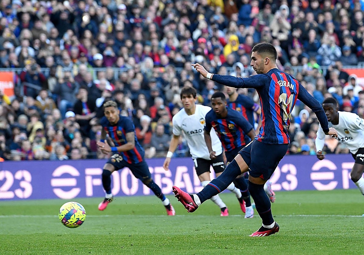Ferran golpea el balón en un partido contra el Valencia.