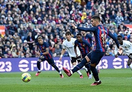 Ferran golpea el balón en un partido contra el Valencia.