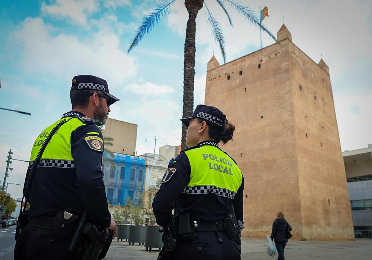 Dos agentes de la Policía local de Torrent.