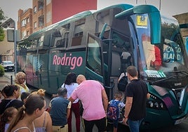 Uno de los autobuses utilizados para el transporte al CEIP Juan XXIII, este lunes.