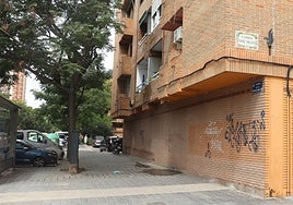 El hombre falleció tras caer desde un tercer piso de esta finca de la calle Ángel de Villena de Valencia.
