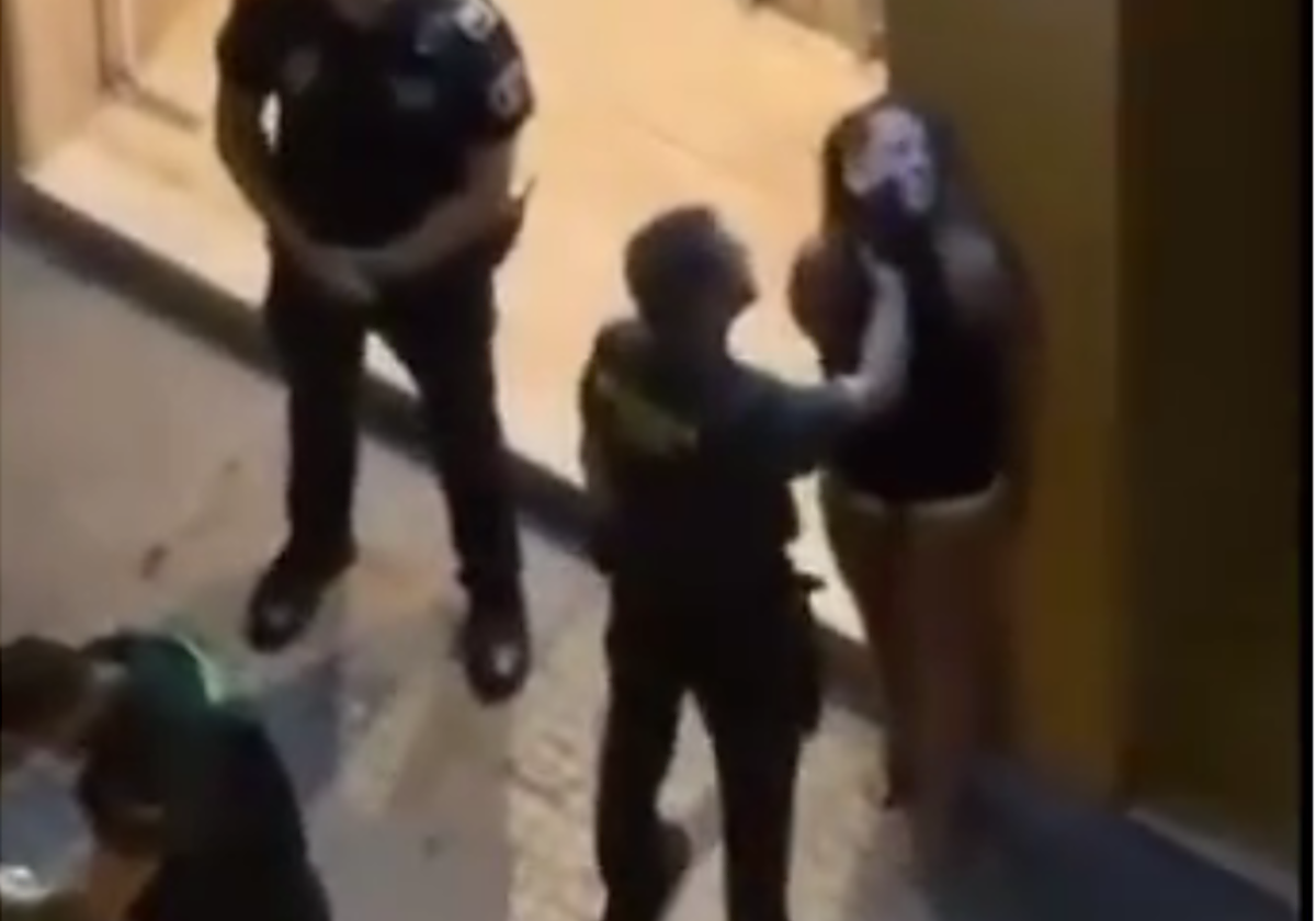 Una captura del vídeo en el momento en que el guardia civil empuja a la joven contra la pared.