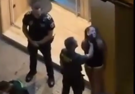 Una captura del vídeo en el momento en que el guardia civil empuja a la joven contra la pared.