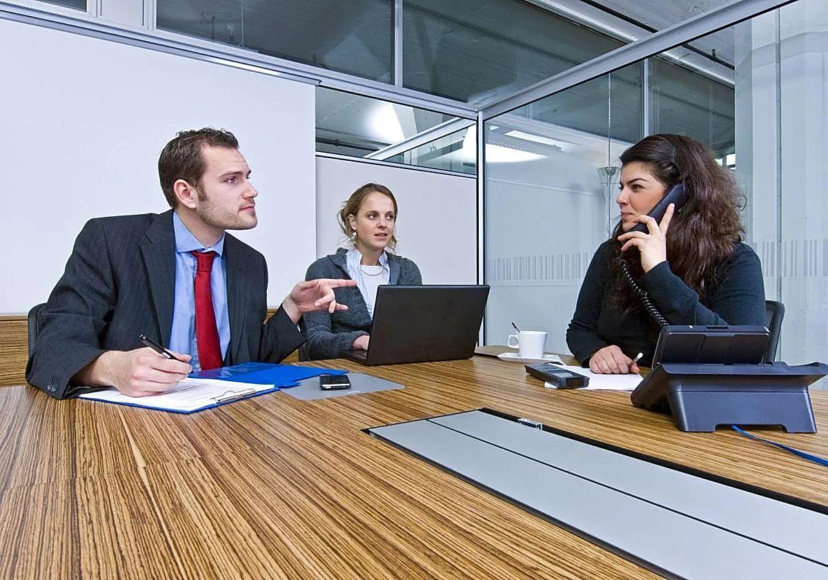 Hay que saber cómo proceder si tu jornada laboral se alarga más de ocho horas.