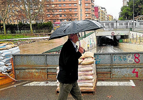 El túnel bajo el paso ferroviario de Aldaia, cerrado al tráfico ante una alerta meteorológica.