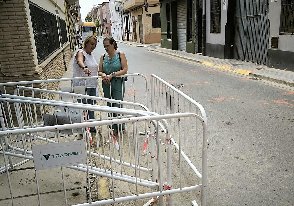 La alcaldesa Eva Sanz (i) en una visita de obras este lunes.