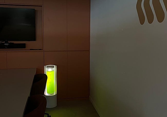 El dispositivo, en una oficina.