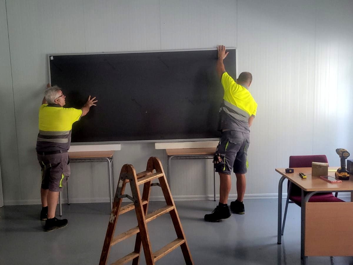 La colocación de una pizarra en el IES Les Salines provisional.
