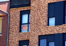 Venta de un piso en un edificio, imagen de archivo.