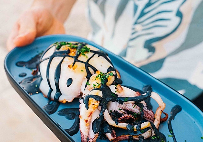 Sepia de playa en su tinta.