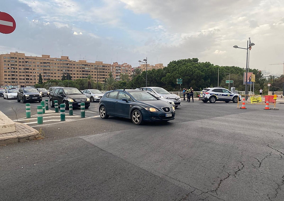 Imagen secundaria 1 - Pérez Galdós con Manuel de Falla y Pérez Galdós, a la altura de Petxina.