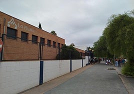 El colegio La Murta de Chiva, en la mañana del martes antes de abrir sus puertas.