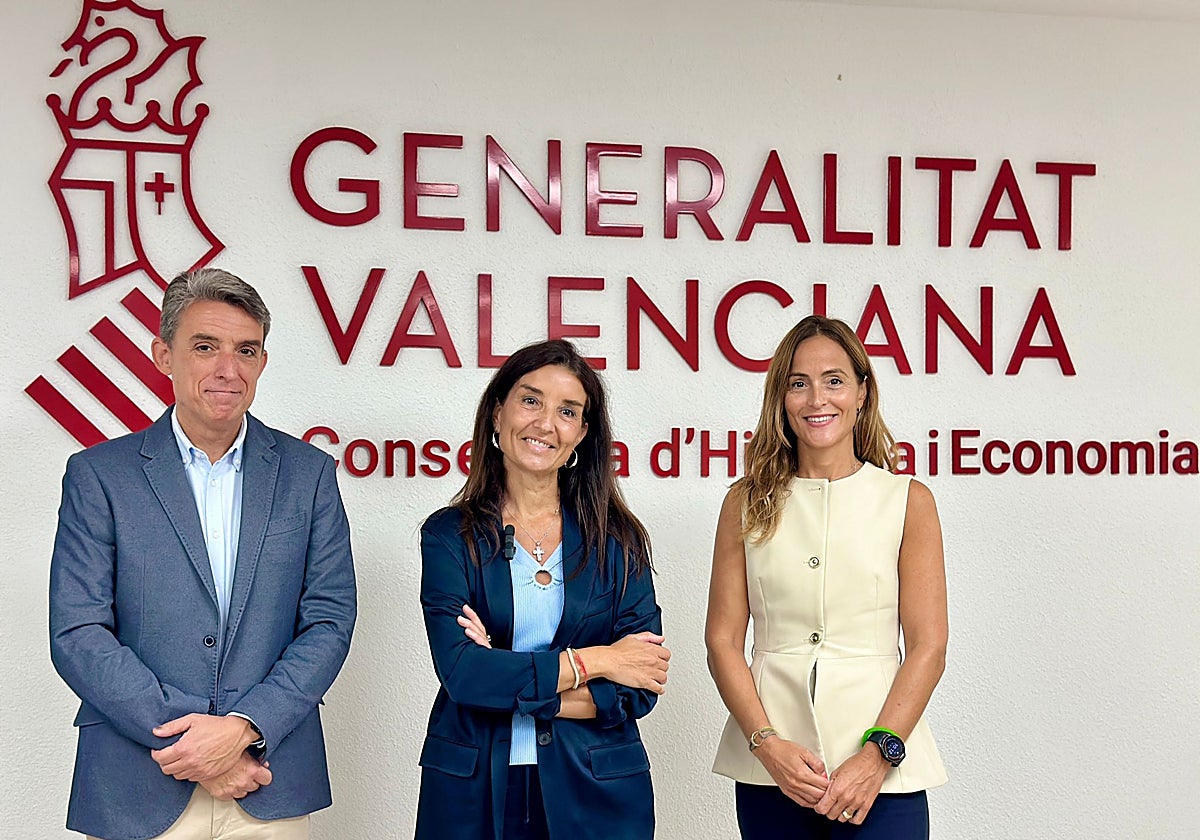 La consellera Ruth Merino, en el centro de la imagen.