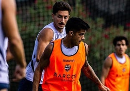 Roger Brugué, ante Pablo Martínez, en el entrenamiento de este martes del Levante, en Buñol.