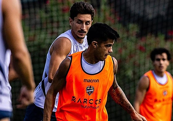 Roger Brugué, ante Pablo Martínez, en el entrenamiento de este martes del Levante, en Buñol.