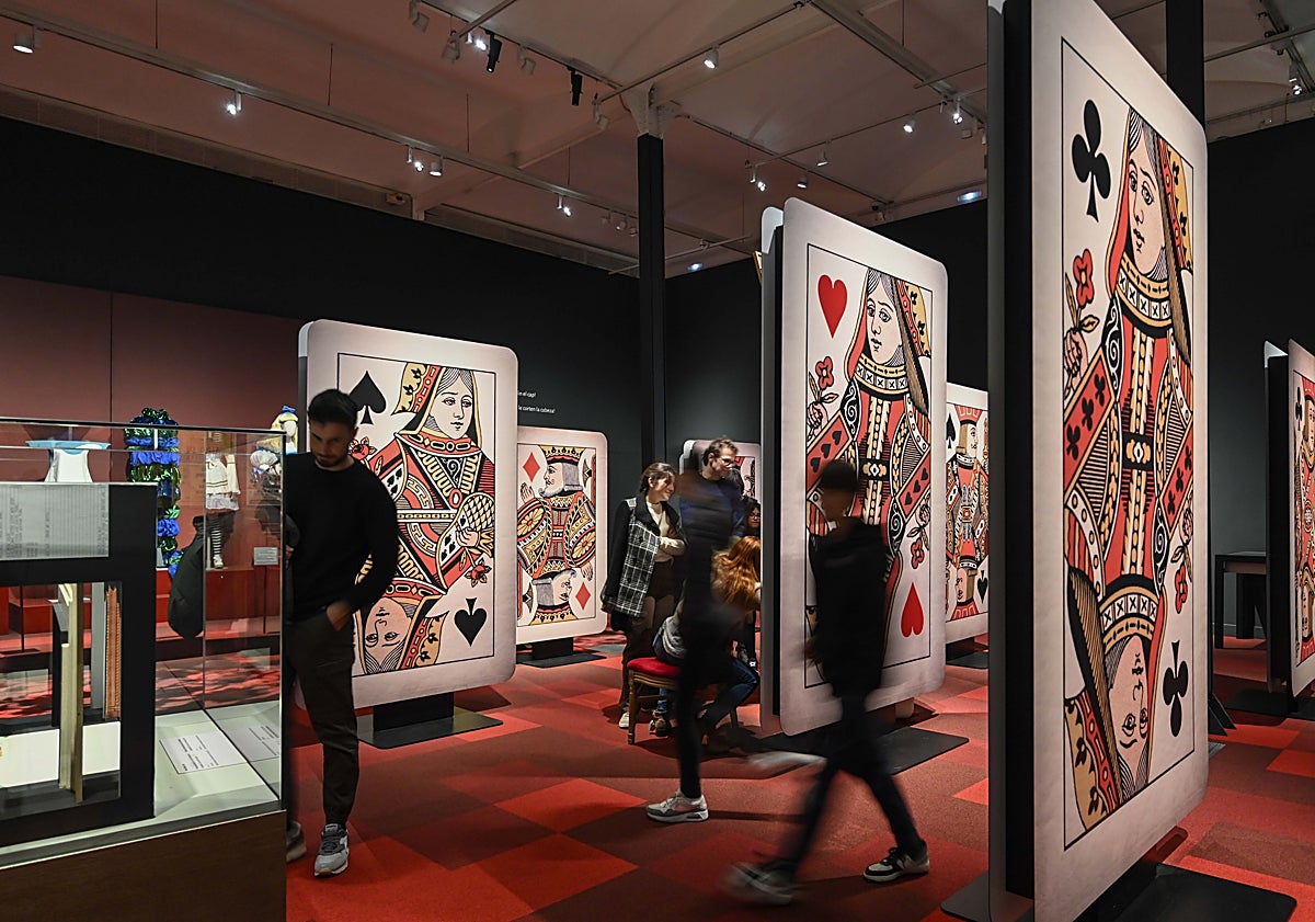 Imagen principal - Dos imágenes de las exposiciones que se podrán ver en CaixaForum; sobre estas líneas, Hidalgo, Borrás y Turruellas, antes de la presentación.