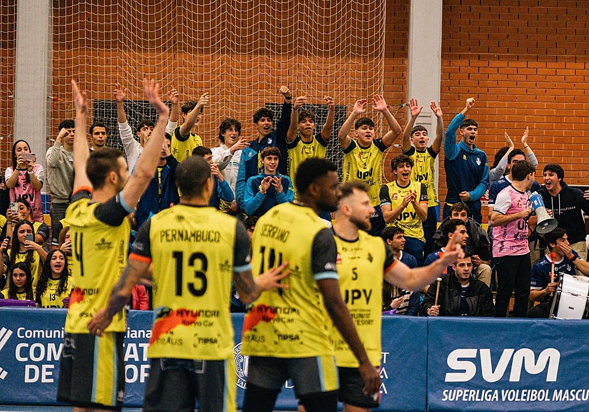 Los aficionados del Conqueridor, en un partido.