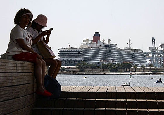 Crucero Queen Victoria atracado en el puerto de Valencia.