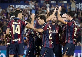 Los jugadores del Levante, celebrando un gol en el Ciutat de València.