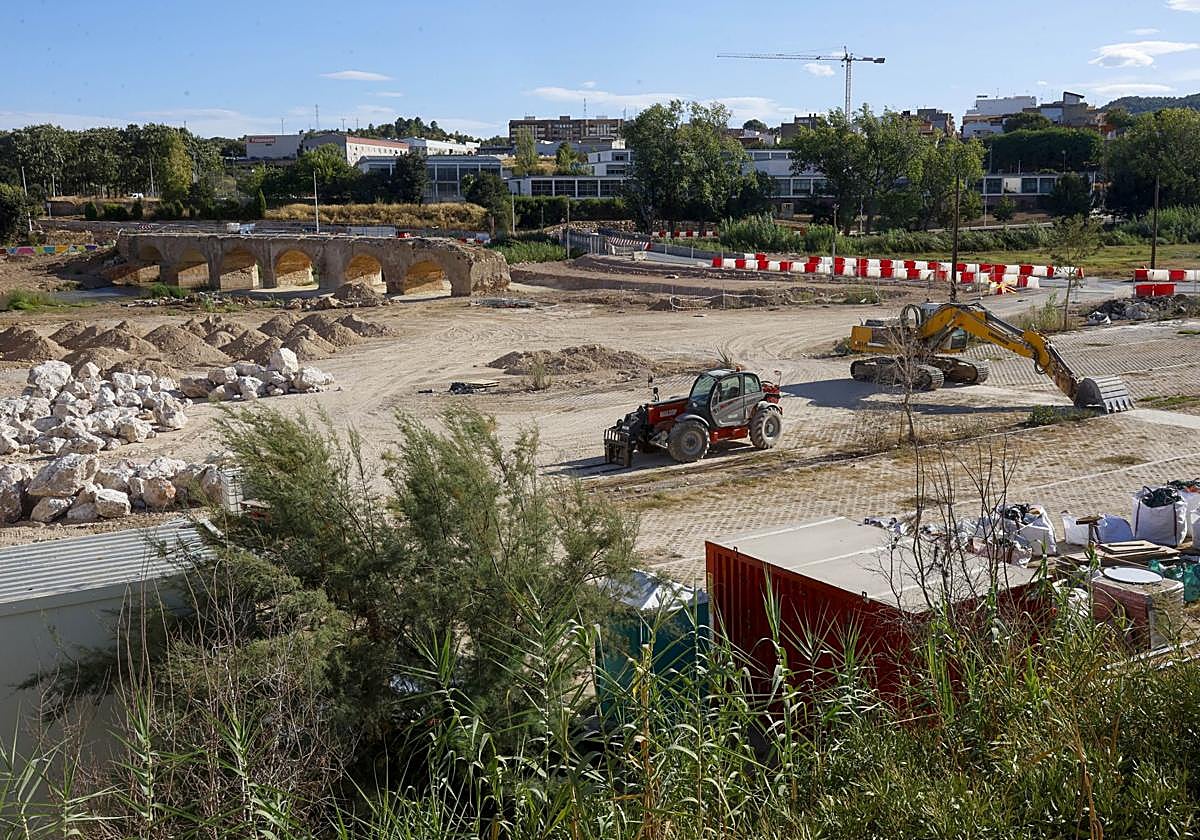 Tareas de reconstrucción en el entorno del parque del Turia en Riba-roja, ayer.