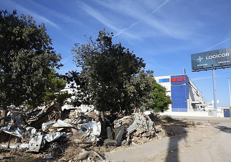 Zona industrial de Riba-roja con restos de vehículos, ayer.
