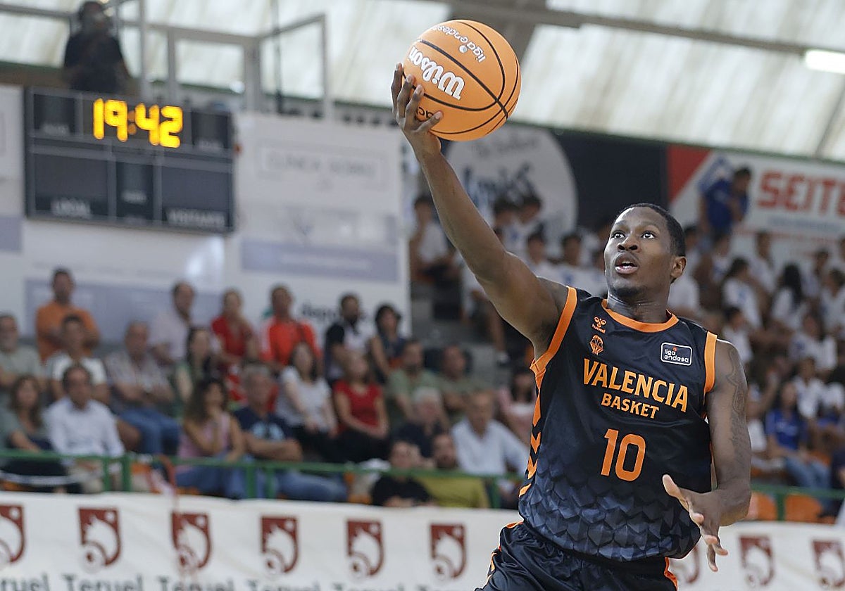 Omari Moore ataca la canasta del Casademont Zaragoza.