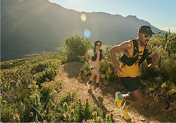 Dos corredores de trail disfrutan en la montaña.