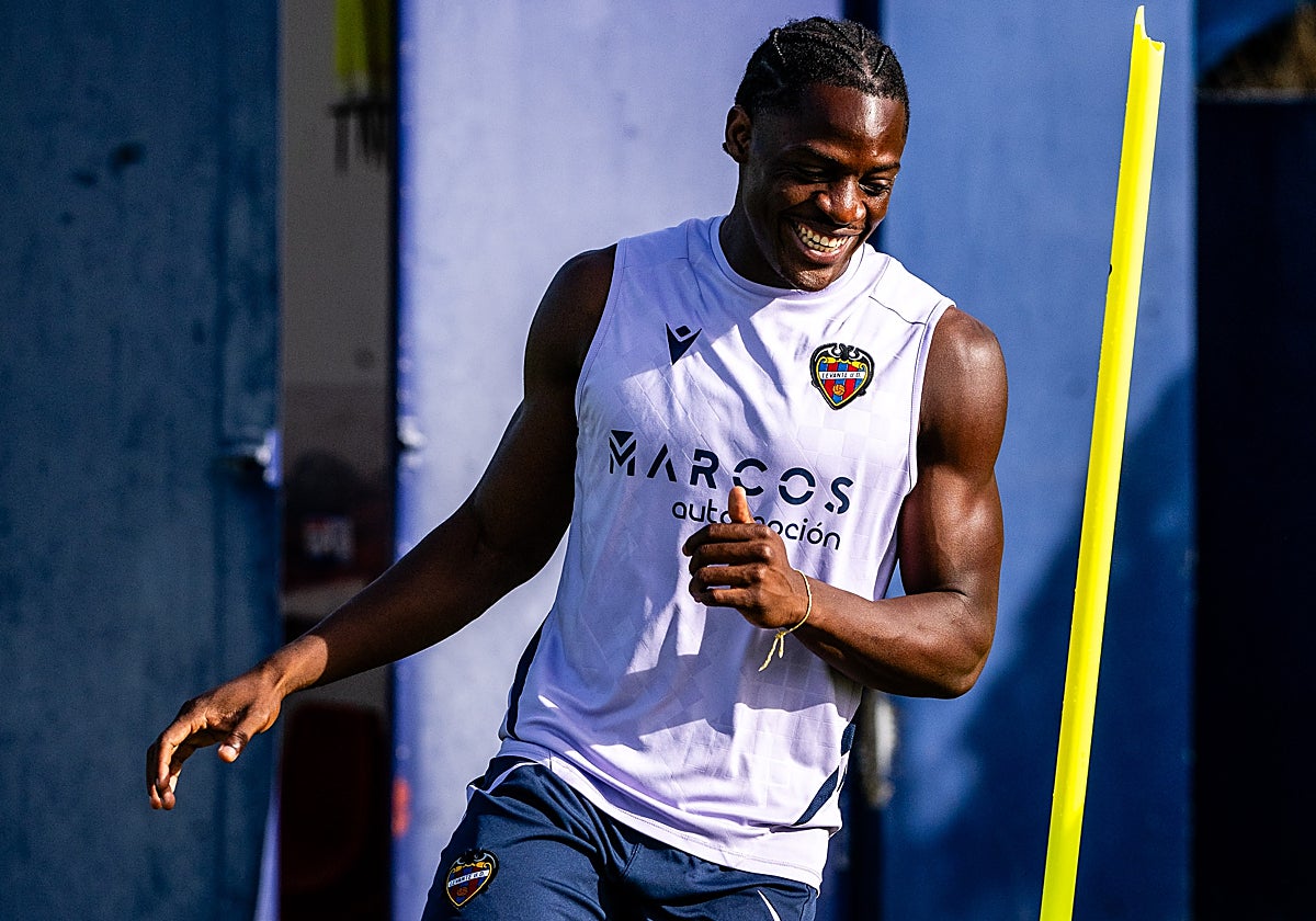 Etta Eyong, entrenándose con el Levante en Buñol.