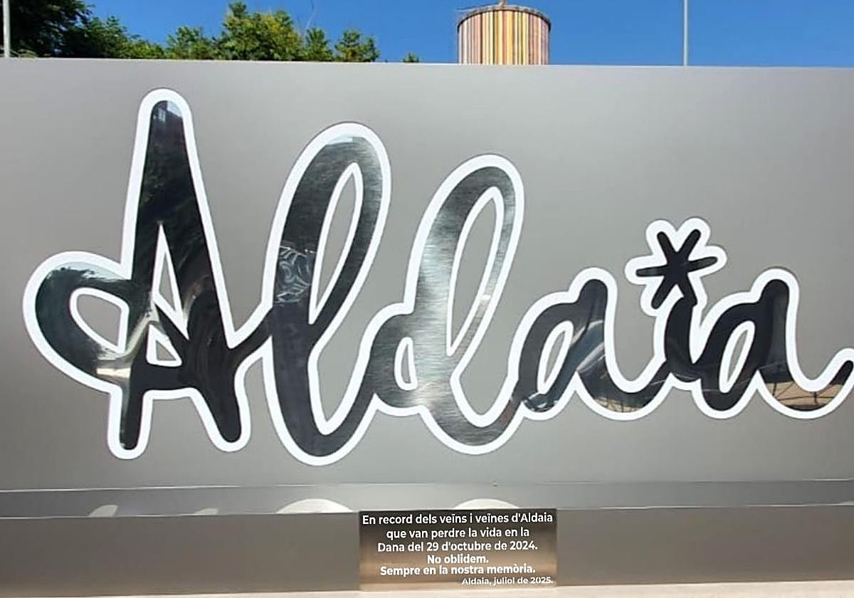 Monolito con la placa colocada en la rotonda.