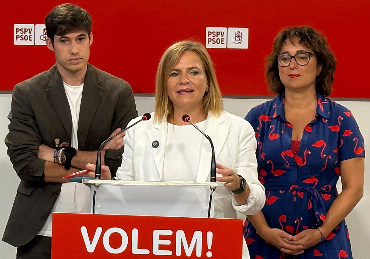 Pilar Bernabé junto a Borja Sanjuan y Rosa Domínguez en la sede del PSPV esta miércoles.