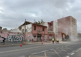Inicio de los derribos de antiguas viviendas para ampliar la acera de la calle San Vicente y construir nuevas viviendas.