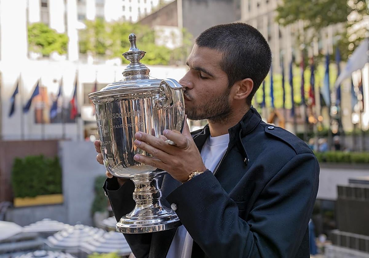 Alcaraz, en Nueva York con su trofeo de campeón del US Open.
