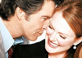 Pierce Brosnan y Julianne Moore durante una escena de la película 'Hasta que la ley nos separe'.