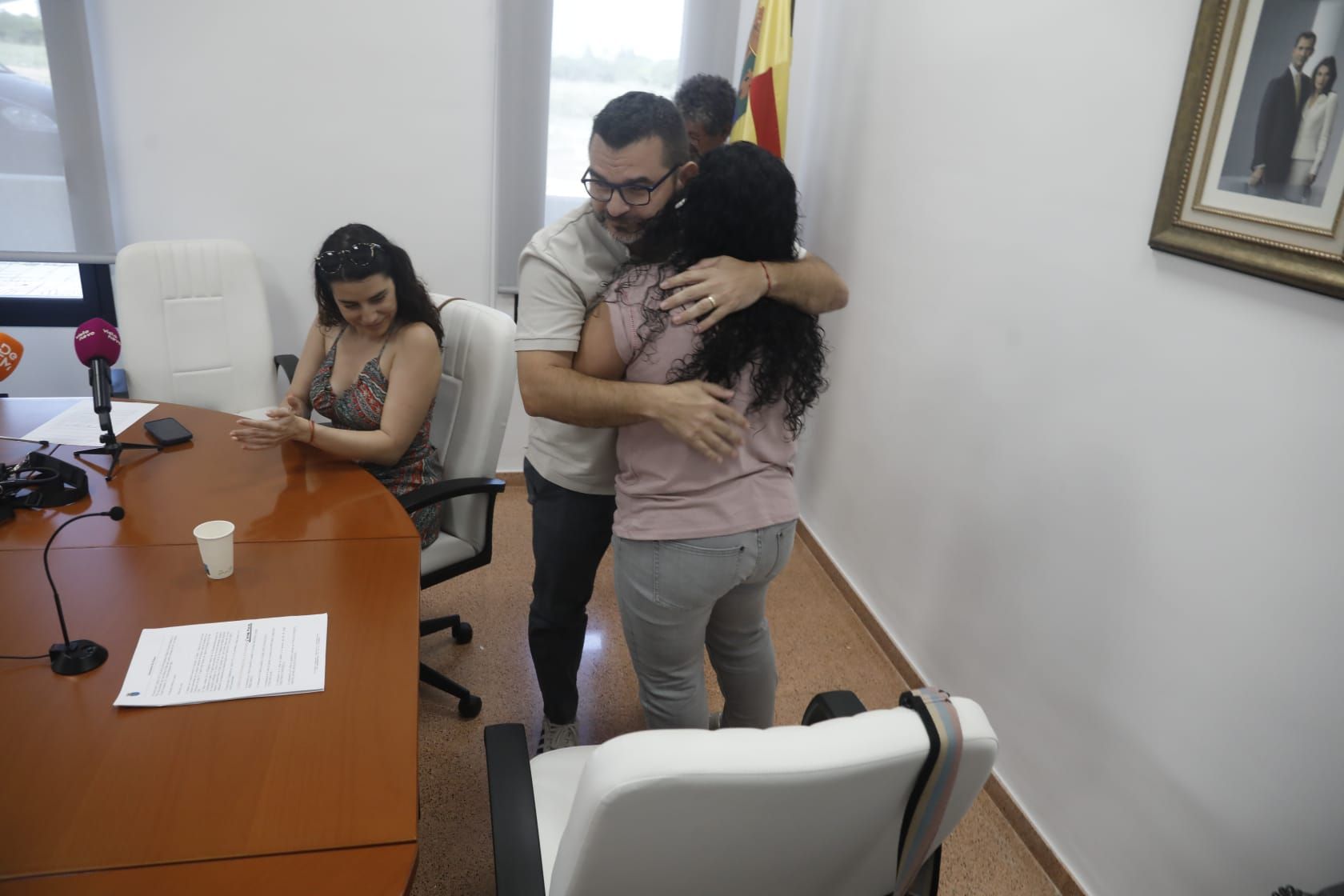 El alcalde y la socialista Eva Candel se abrazan tras quedar desestimada la moción de censura.