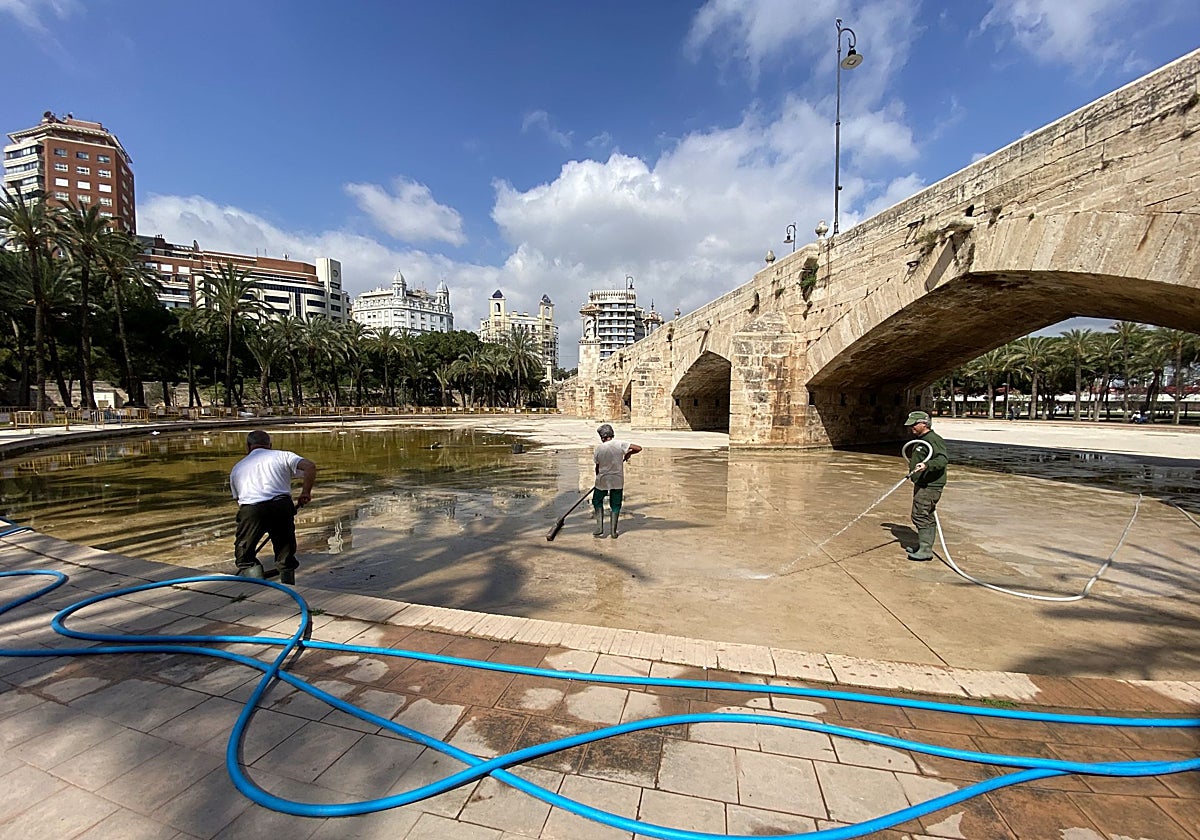 Limpieza del estanque del puente de Porta de la Mar, en el Jardín del Turia, en imagen de archivo.