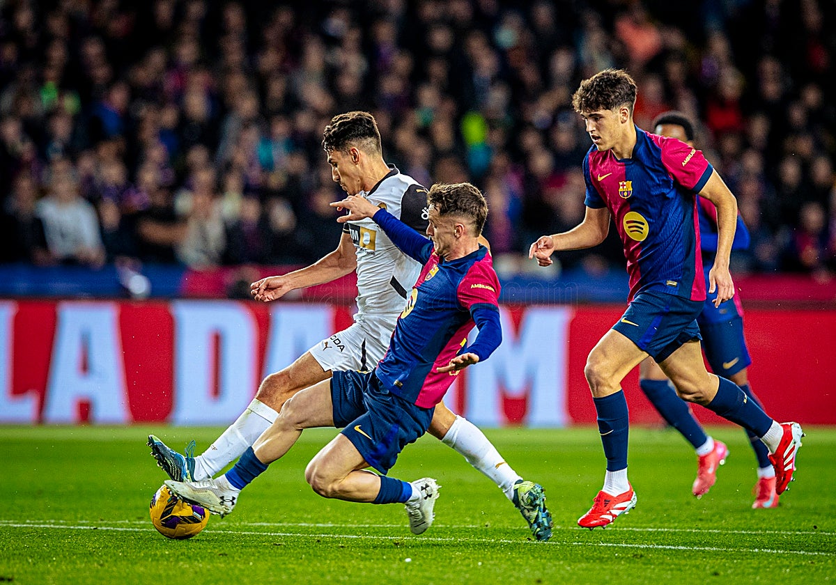 Una acción del último Barcelona-Valencia, de la pasada temporada.