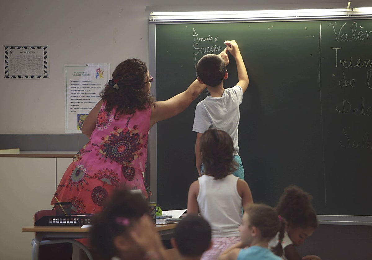 Una profesora durante una clase, en una imagen de archivo.