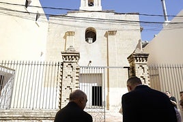 El arzobispo y el alcalde de Cullera visitan la capilla.
