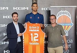 Enric Carbonell, Neal Sako y Jesús Cano, tras la presentación del jugador francés.
