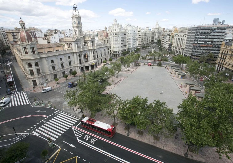 Los maceteros de la plaza del Ayuntamiento se retirarán a final de año