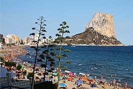 Imagen de la playa de Calpe este verano con el peñon de Ifach al fondo.