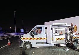 El camión invadió el sentido contrario y arrolló a los operarios que trabajaban en las obras de la mediana.