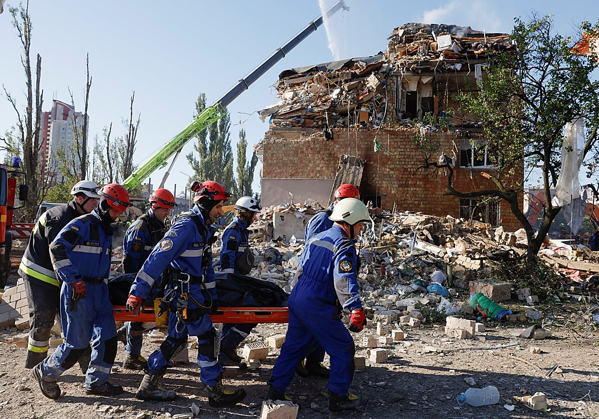 Rescate de víctimas junto a un edificio de Kiev bombardeado por Rusia.