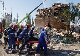 Rescate de víctimas junto a un edificio de Kiev bombardeado por Rusia.