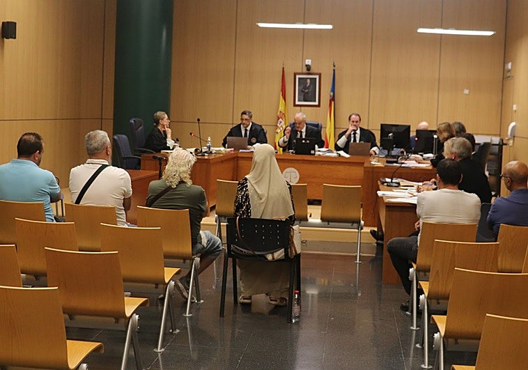 Los seis acusados de enviar coches robados a Argelia desde el puerto de Valencia.